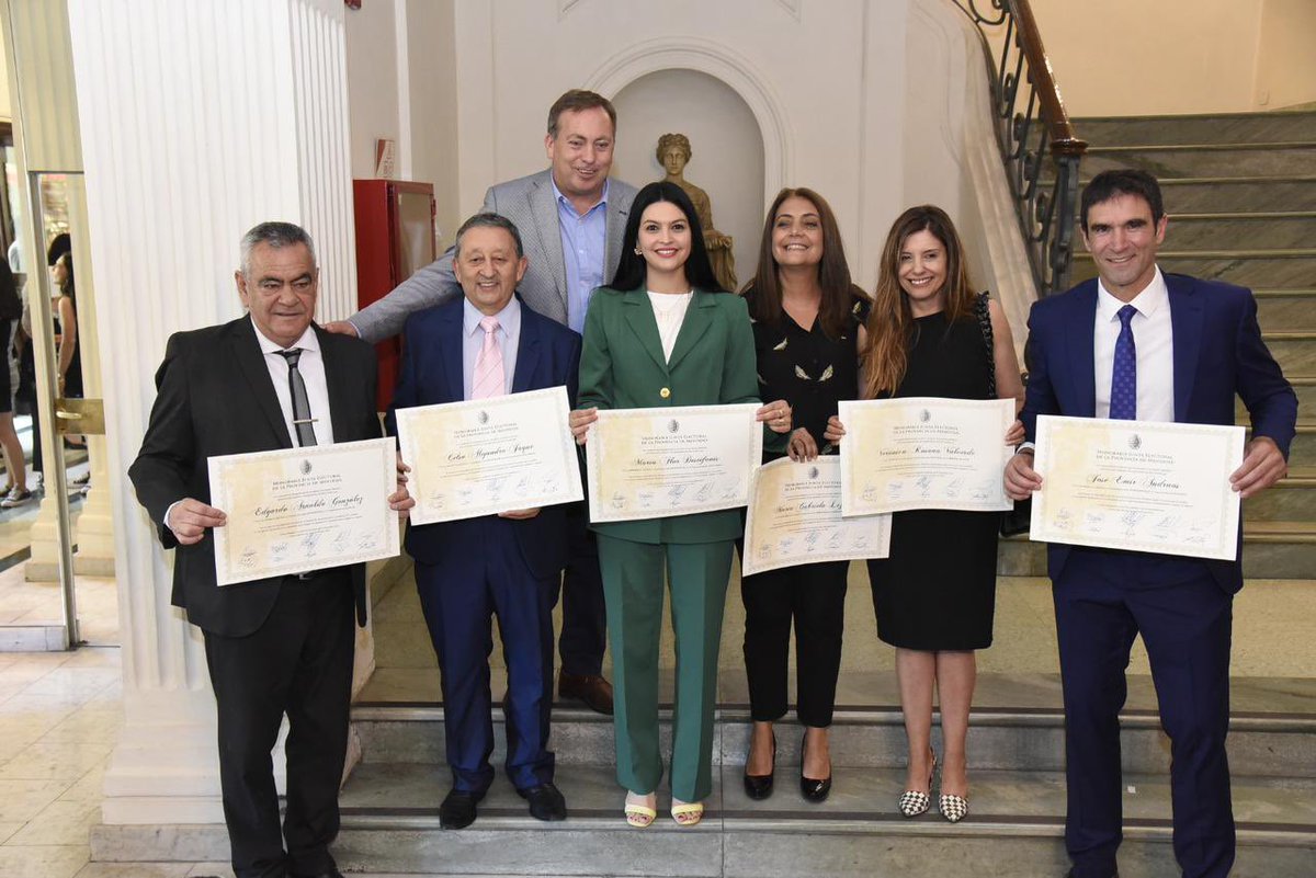 MFlorDestefanis's tweet photo. Recibí el diploma como Intendenta reelecta de @SantaRosa_Mza de la junta electoral de la provincia. 

Renuevo mi agradecimiento a todos los santarrosinos que confiaron en mí para seguir gobernando nuestro lugar. Vamos por 4 años mas transformando  Santa Rosa junto a @SergioMassa https://t.co/bIy0gNIZ0G