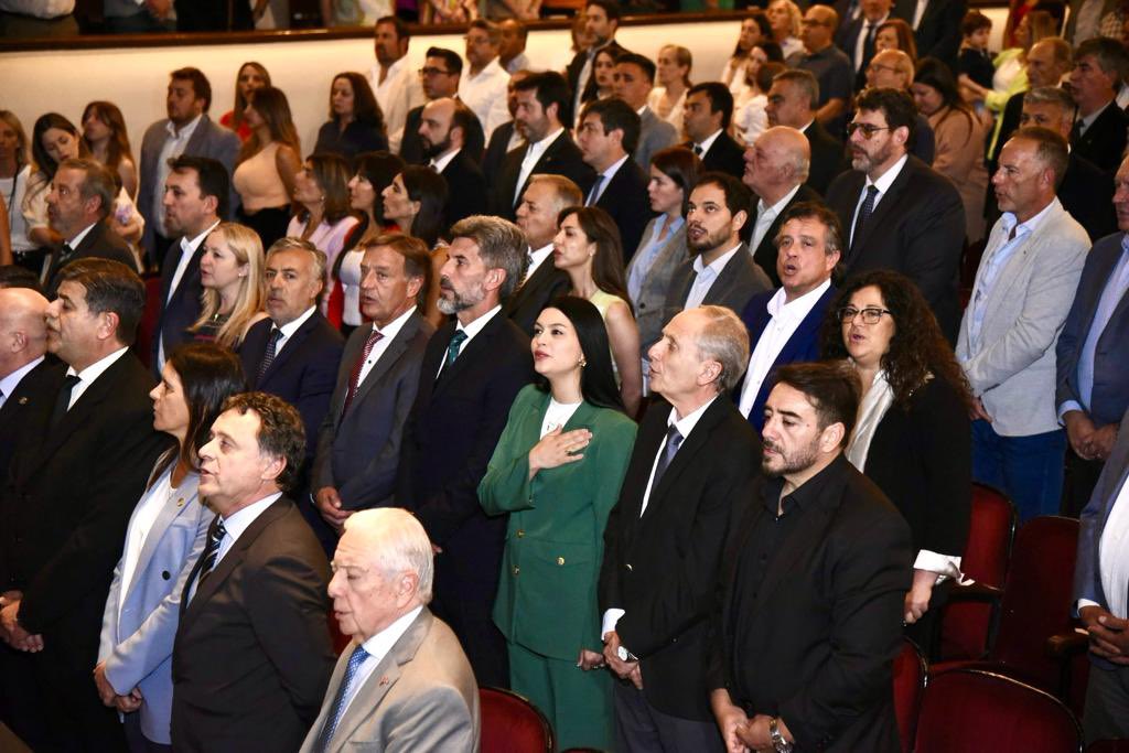 MFlorDestefanis's tweet photo. Recibí el diploma como Intendenta reelecta de @SantaRosa_Mza de la junta electoral de la provincia. 

Renuevo mi agradecimiento a todos los santarrosinos que confiaron en mí para seguir gobernando nuestro lugar. Vamos por 4 años mas transformando  Santa Rosa junto a @SergioMassa https://t.co/bIy0gNIZ0G