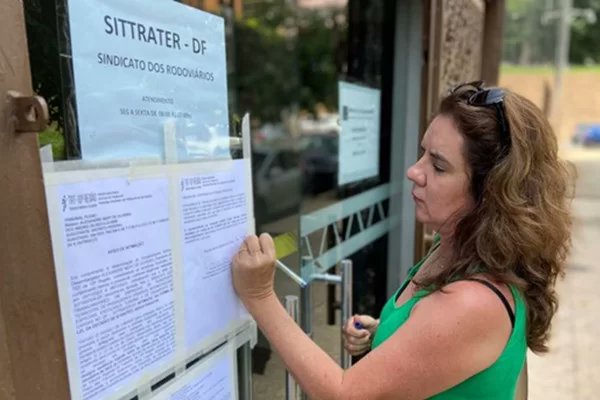 Metropoles's tweet photo. ➡️ Greve no DF: sem conseguir contato, TRT prega intimação no sindicato

TRT-10 informou que tentou diversas vezes intimar pessoalmente representantes do Sindicato dos Rodoviários do DF, mas não conseguiu

Leia na #ColunaGrandeAngular: https://t.co/BaIhltRcgC https://t.co/RaVMtaIwG5