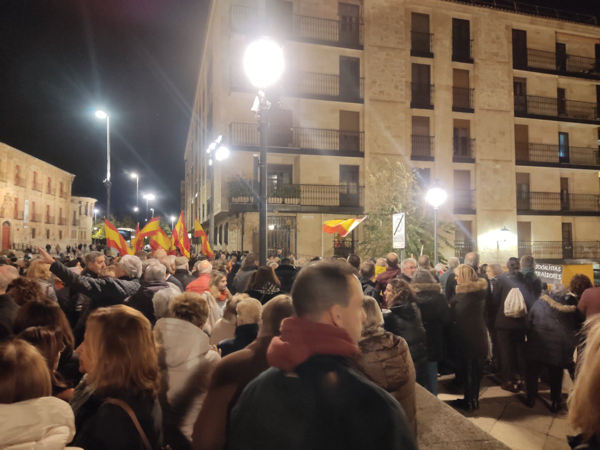 Robert_D00's tweet photo. 🇪🇦🇪🇦En Salamanca ahora🇪🇦🇪🇦
Grandes los Salmantinos. 💪💪💪

#NoALaAmnistia 
#NoEnMiNombre 
#TraidoresALaPatria
#SanchezTraidor https://t.co/QCyfhxhuVi