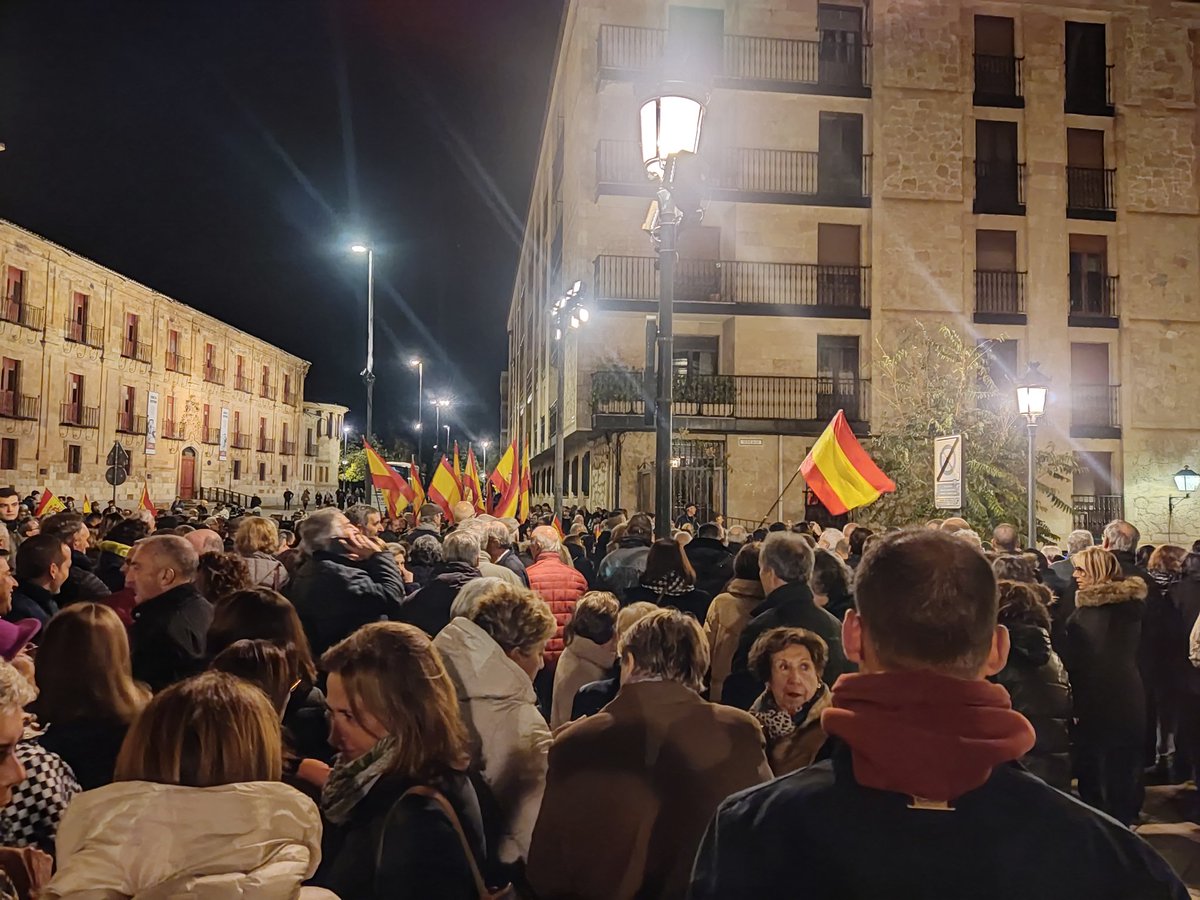 Robert_D00's tweet photo. 🇪🇦🇪🇦En Salamanca ahora🇪🇦🇪🇦
Grandes los Salmantinos. 💪💪💪

#NoALaAmnistia 
#NoEnMiNombre 
#TraidoresALaPatria
#SanchezTraidor https://t.co/QCyfhxhuVi