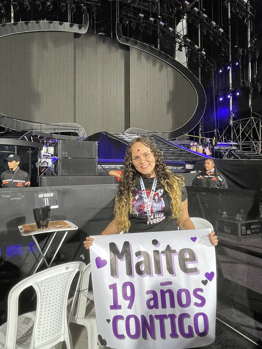 SavirroniTour's tweet photo. @maiteperroni @AndresTovarP @CarolinaPalomo permitan que @DarlynPerroni vea a Mai unos minutitos, lleva 19 años siendo fan, viajó desde Venezuela para verla. ELA MERECE!!!!!! https://t.co/u0J1aQNVld