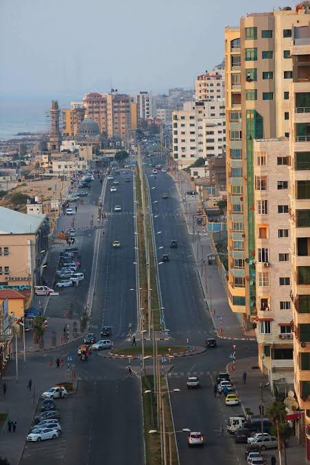 CULERJOO's tweet photo. شارع الرشيد - غزة 
قبل العدوان وبعد العدوان https://t.co/NWbF3Z8IOq