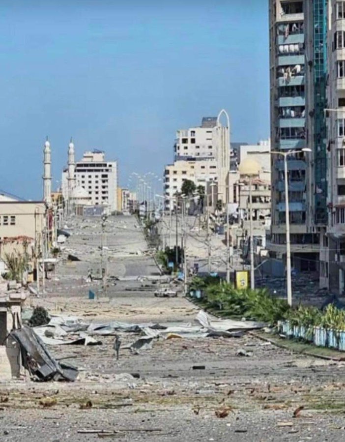CULERJOO's tweet photo. شارع الرشيد - غزة 
قبل العدوان وبعد العدوان https://t.co/NWbF3Z8IOq