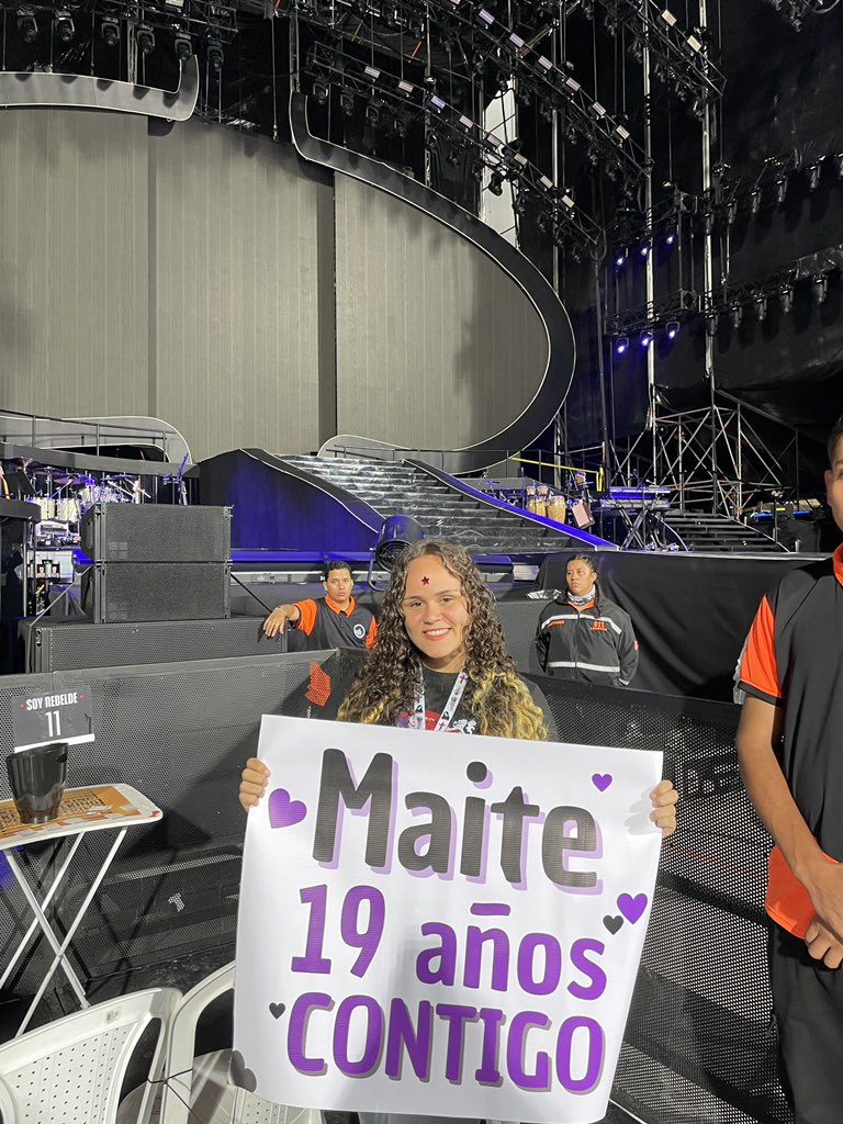 SavirroniTour's tweet photo. @maiteperroni @AndresTovarP @CarolinaPalomo permitan que @DarlynPerroni vea a Mai unos minutitos, lleva 19 años siendo fan, viajó desde Venezuela para verla. ELA MERECE!!!🙏🏻🙏🏻🙏🏻🙏🏻 https://t.co/Pgv6NH5wfe