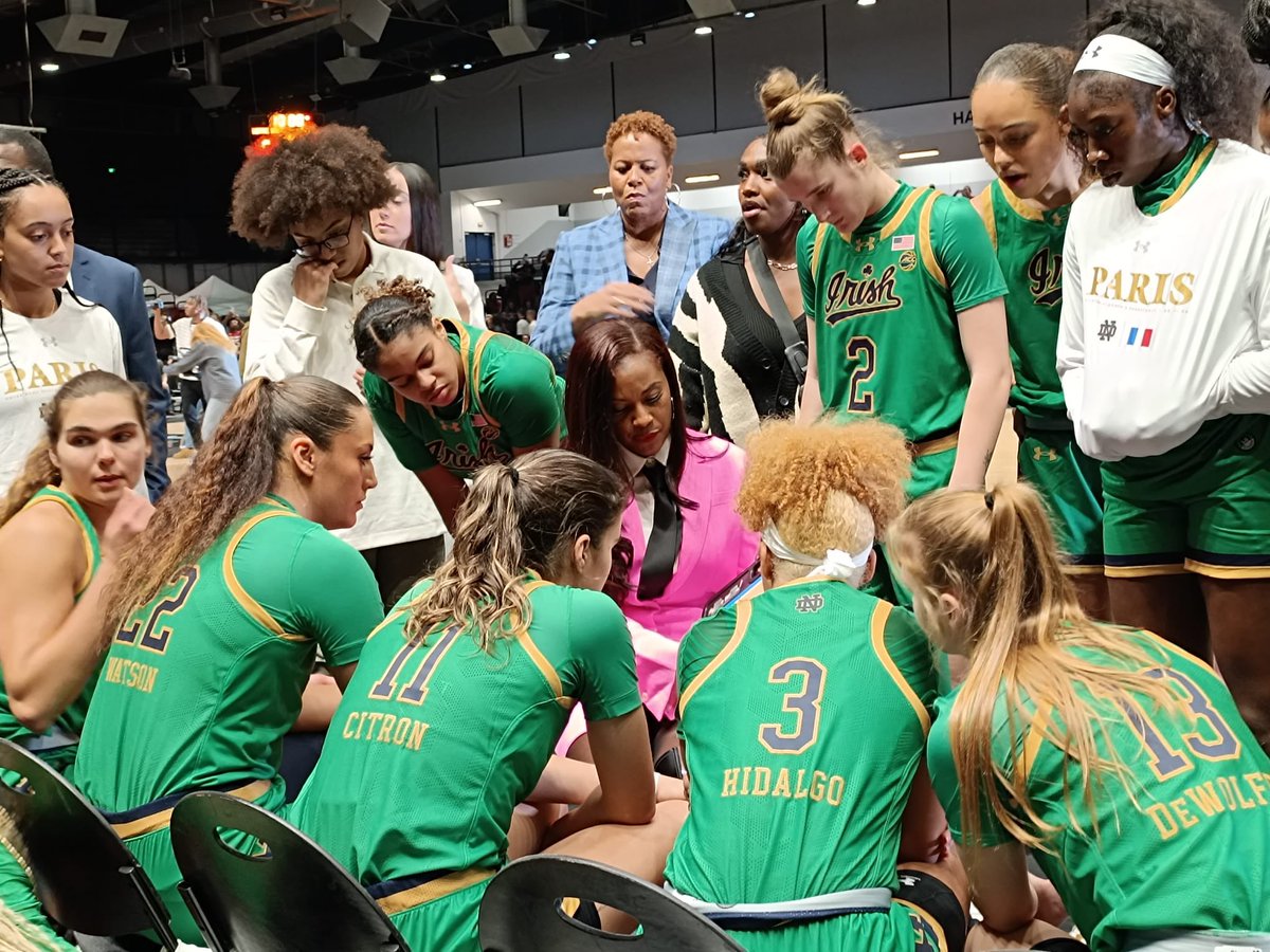 EtienneBarraux's tweet photo. Match d’ouverture de la Women’s @NCAA Basketball Game 🏀 (@NotreDame vs. @southcarolina ) dont la mi-temps est animée par la section sportive hip-hop du #clgColetteBesson encouragée par la section sportive BB #clgGerardPhilipe #Generation2024 #HalleCarpentier @Academie_Paris https://t.co/kWx4kaVAx2