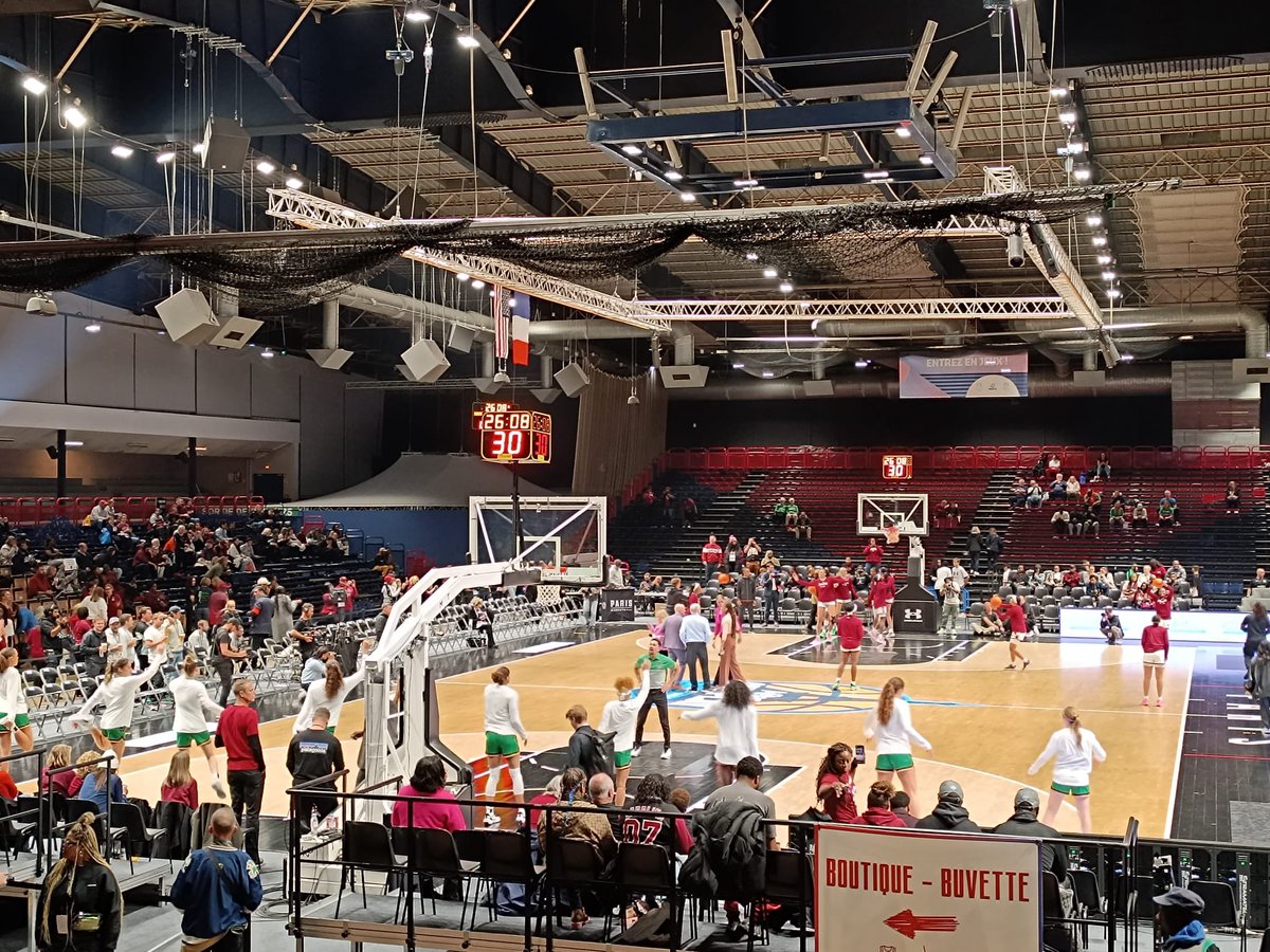EtienneBarraux's tweet photo. Match d’ouverture de la Women’s @NCAA Basketball Game 🏀 (@NotreDame vs. @southcarolina ) dont la mi-temps est animée par la section sportive hip-hop du #clgColetteBesson encouragée par la section sportive BB #clgGerardPhilipe #Generation2024 #HalleCarpentier @Academie_Paris https://t.co/kWx4kaVAx2
