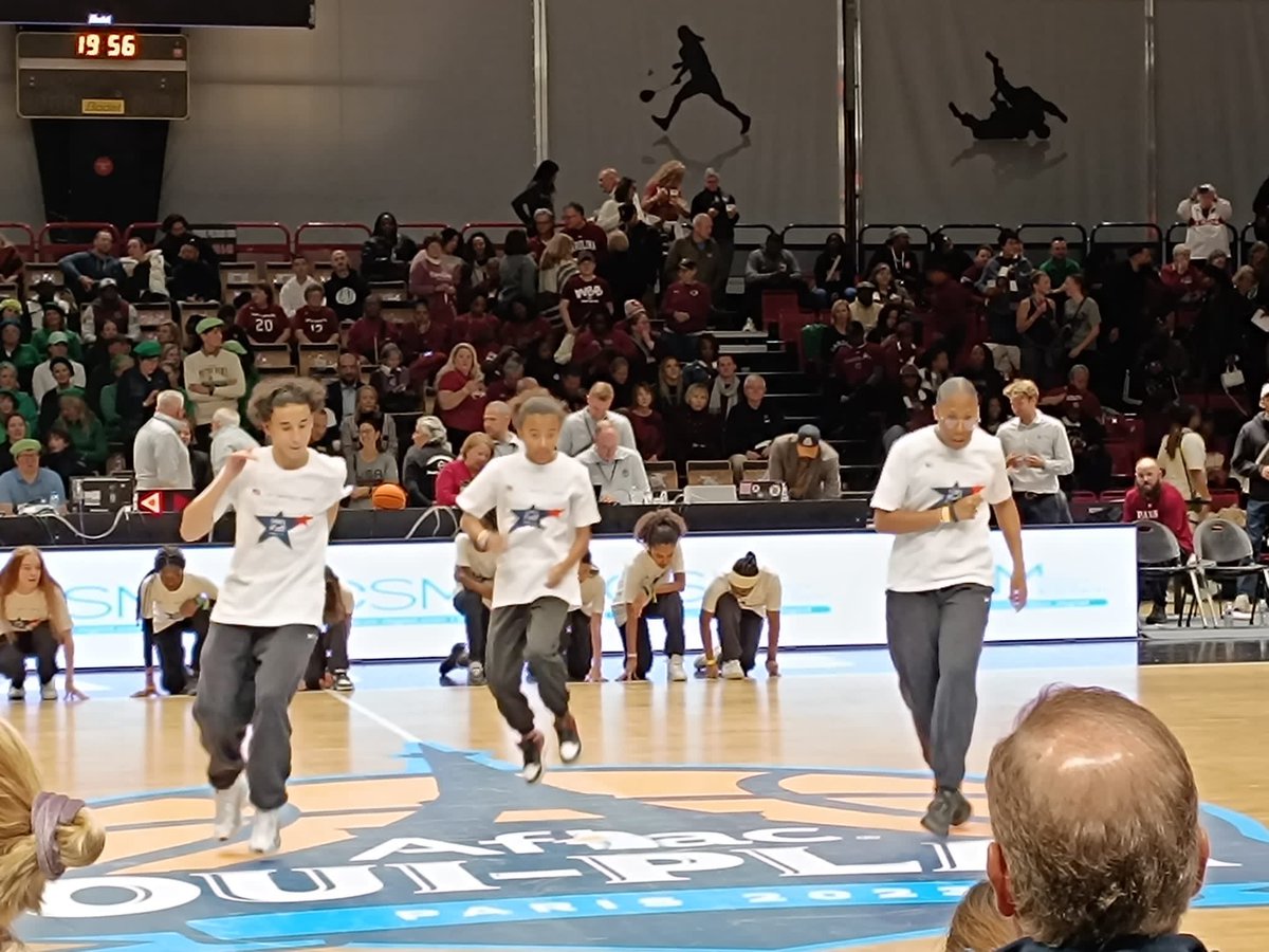 EtienneBarraux's tweet photo. Match d’ouverture de la Women’s @NCAA Basketball Game 🏀 (@NotreDame vs. @southcarolina ) dont la mi-temps est animée par la section sportive hip-hop du #clgColetteBesson encouragée par la section sportive BB #clgGerardPhilipe #Generation2024 #HalleCarpentier @Academie_Paris https://t.co/kWx4kaVAx2