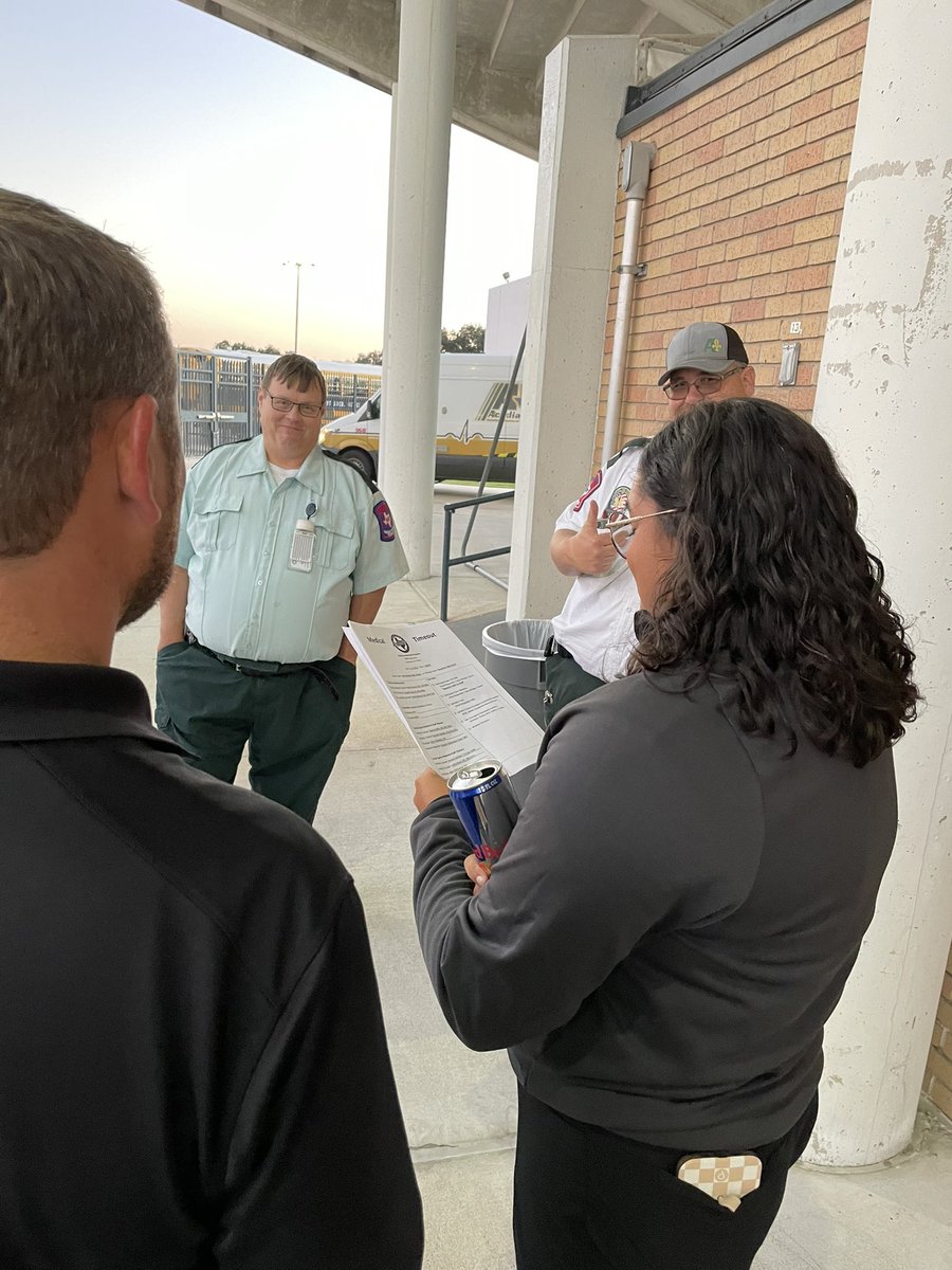 MrJeremyJackson's tweet photo. Emily got to lead the Medical Timeout at our last football game. 

Thanks Matt for coaching her through it. 

Thanks Acadian and @TexansSportsMed for giving her the opportunity 

@LayciJ @DrGililland @UofHMAT https://t.co/D9sTDRdExB