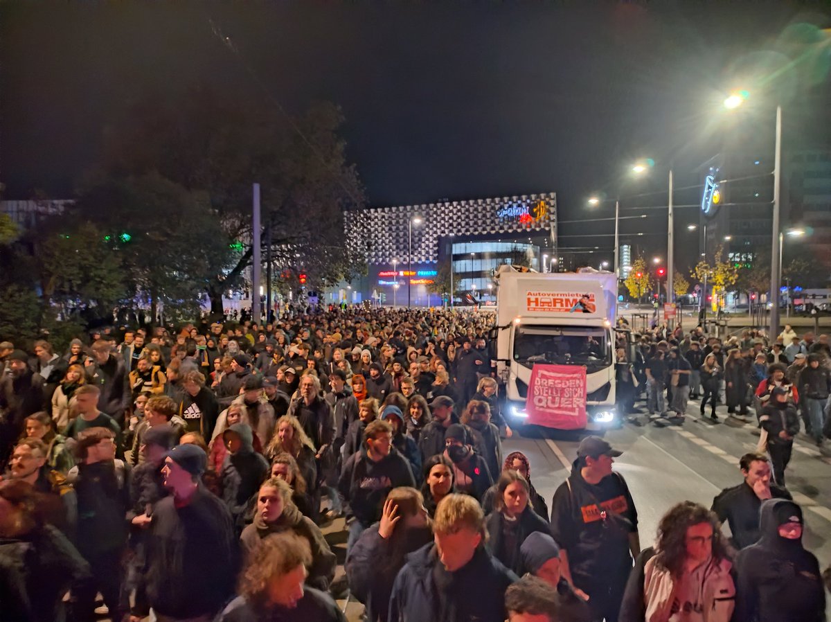 Q̶u̶e̶r̶d̶e̶n̶k̶e̶n̶? 🤮 Querstellen! ✊🙅 tweet media