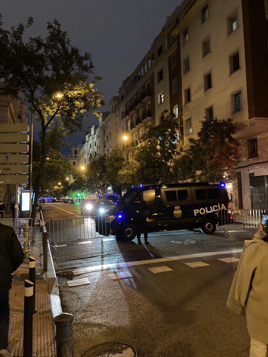 AnthonyRP88's tweet photo. Quienes se jugaron la vida en cataluña hace unos años hoy son obligados a impedir la manifestación contra quienes han perdonando a los golpistas que pretenden destruir nuestro pais.

Agentes deberían estar uds en primera fila!
HOY mas que nunca VIVA ESPAÑA !
#NiOlvidoNiPerdon https://t.co/awAOdkd8Ki