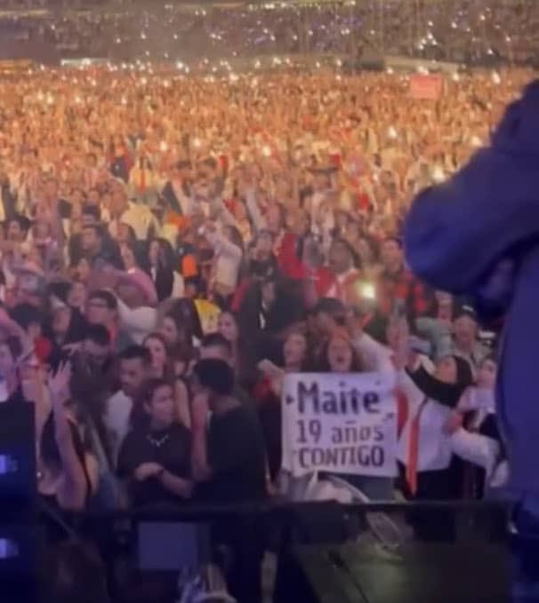 SavirroniTour's tweet photo. @maiteperroni @AndresTovarP @CarolinaPalomo permitan que @DarlynPerroni vea a Mai unos minutitos, lleva 19 años siendo fan, viajó desde Venezuela para verla. ELA MERECE!!! https://t.co/Z7BOJW5tPq