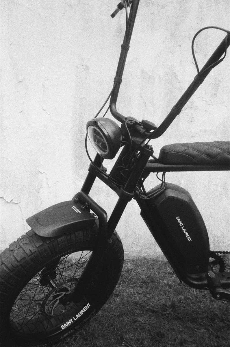 YSL's tweet photo. Super 73
at Saint Laurent Rive Droite
by Anthony Vaccarello

For this exclusive collaboration, Anthony Vaccarello drew his inspiration from the unique energy of Venice beach to create the SUPER73® Chopper

https://t.co/hnqAvVPFtr

#SaintLaurentRiveDroite https://t.co/NM1UyUfKyn