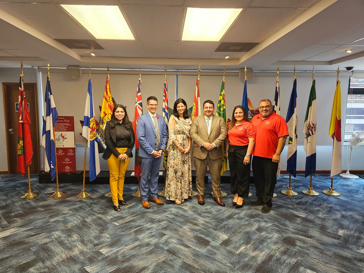 EmbCanGuatemala's tweet photo. La Embajadora @RajaniAlexander, recibió la visita del Viceministro de Educación, New Brunswick, Ryan Donaghy, Stephanie Tomlinson, Atlantic Education International AEI y @maplebear_ por la graduación de los primeros estudiantes guatemaltecos con certificados de New Brunswick🇨🇦🇬🇹 https://t.co/IY6lfpVuDO