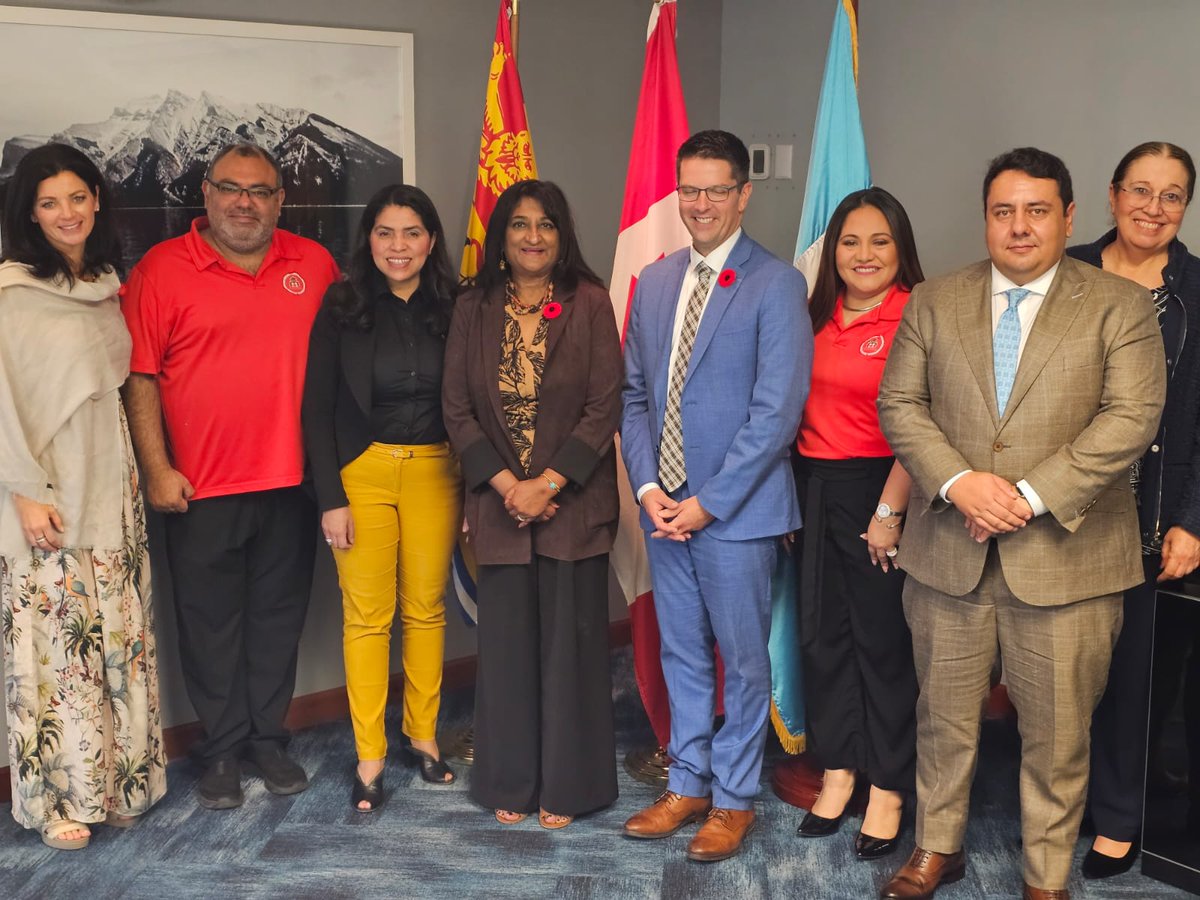 EmbCanGuatemala's tweet photo. La Embajadora @RajaniAlexander, recibió la visita del Viceministro de Educación, New Brunswick, Ryan Donaghy, Stephanie Tomlinson, Atlantic Education International AEI y @maplebear_ por la graduación de los primeros estudiantes guatemaltecos con certificados de New Brunswick🇨🇦🇬🇹 https://t.co/IY6lfpVuDO