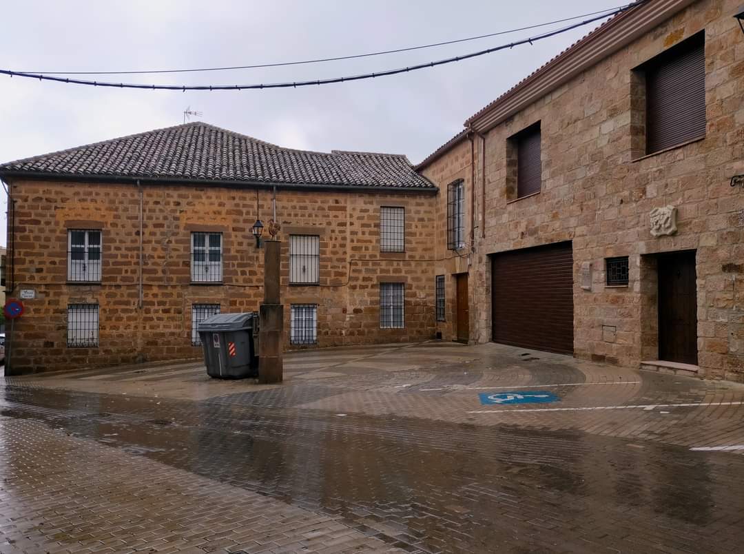 CaRRiSPaNo's tweet photo. Por favor @auxidelolmo me duelen los ojos cada vez que paso y veo el contenedor al lado de la columna de la plaza del Gallo, creo que este rinconcito se merece algo más. https://t.co/8QUR4Zf91B