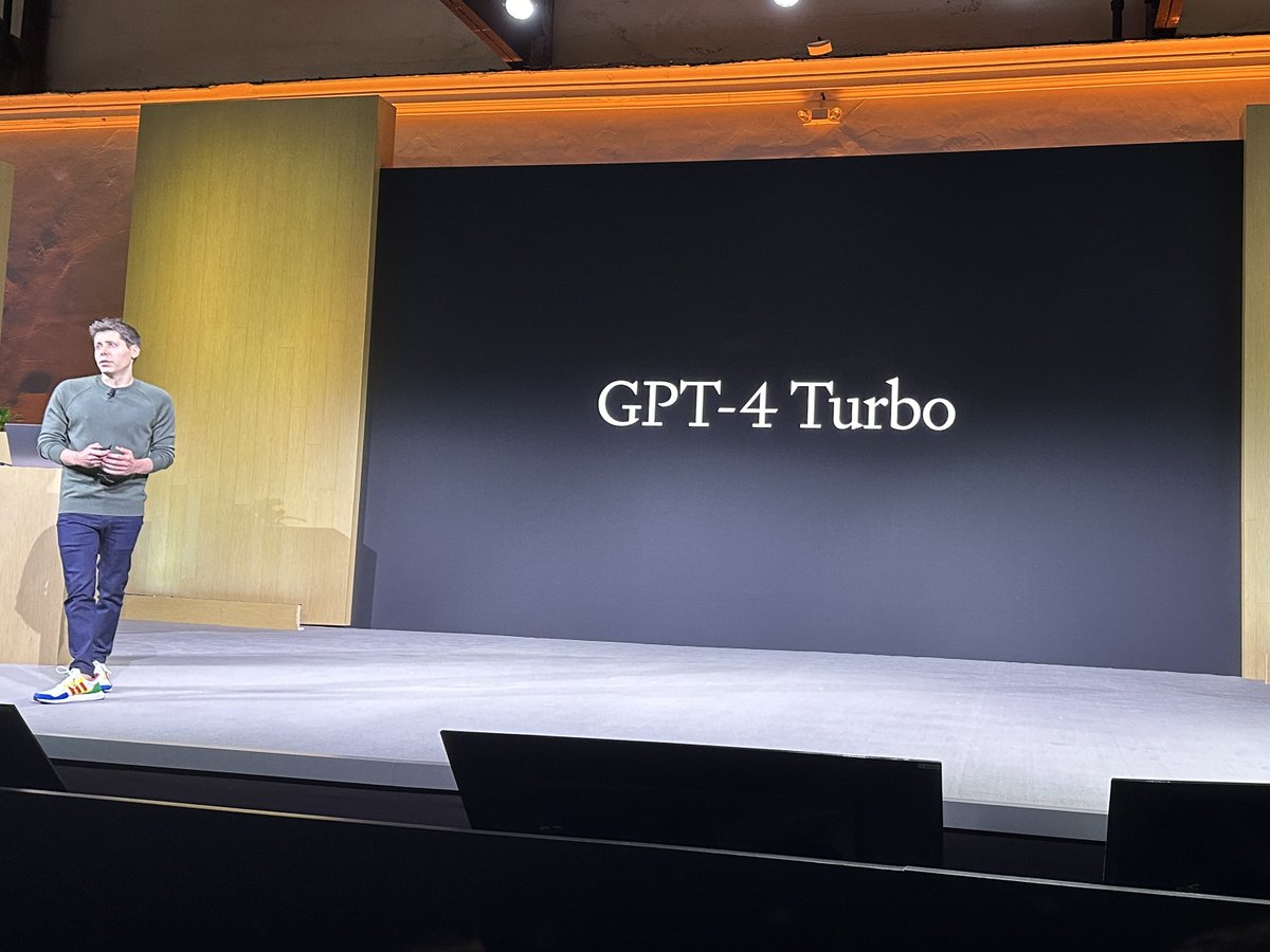 DotCSV's tweet photo. 🔴 MUCHAS NOVEDADES de OPENAI!

Tremendo evento se acaban de marcar presentando un montón de novedades del ecosistema GPT.

👉 ...nuevo GPT-4 Turbo (!)
👉 ...con 128K tokens de contexto (!!)
👉 ...más barato (!!!)
👉 ...y más rápido
👉 Creación de GPTs personalizados 🔥
👉 Y mucho más!

Tenéis ya el directo resubido en Youtube, completito y con mi análisis. Si habéis estado... ¿os ha gustado? 👀