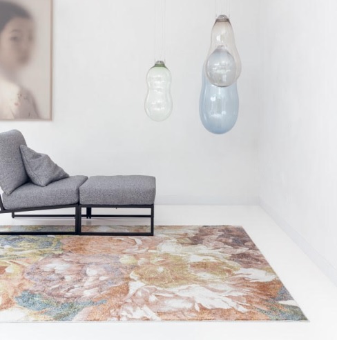 susanavelodeco's tweet image. Toca abrigar los suelos, el frío ha venido para quedarse. Si echas de menos el verano, quizá te consuele Bloom, una alfombra de lana con motivos florales que alegrará tu espacio y dará calor a tu vida. 
.
.
.
#susanavelodecoracion #decoracion #sofasamedida #cortinas #estores