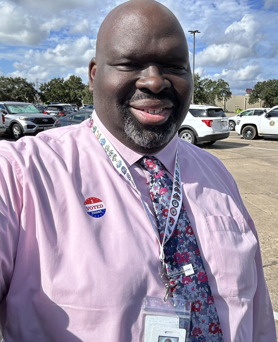 LamarCISD's tweet photo. Are you heading to the polls? 🗳

Join Lamar CISD Superintendent Dr. Roosevelt Nivens in making a difference in the community and casting your ballot on Tuesday, Nov. 7 for #ElectionDay. All polling locations will be open from 7AM - 7PM. #TraylorBond

🔗 https://t.co/vzQ5S4gHcU https://t.co/LwDR6um20g
