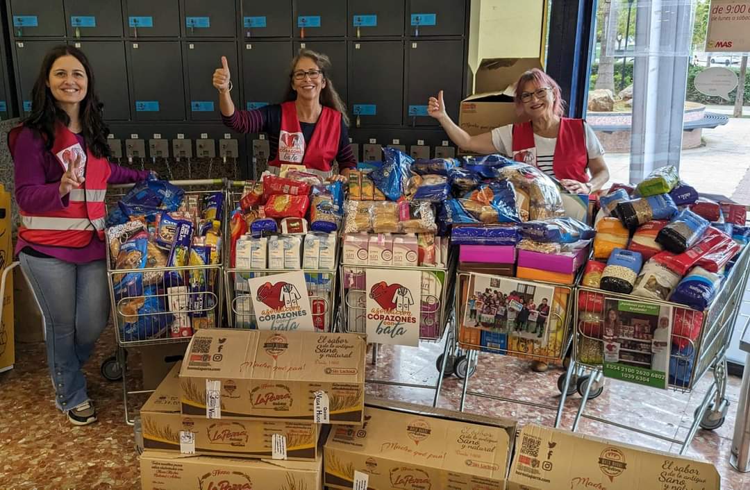 Hdad_Macarena's tweet photo. ASISTENCIA SOCIAL | Gracias a la Asociación #CorazonesConBata y a Lorena Leyva por la donación a la Asistencia Social de nuestra Hermandad de unos 400 kilos de alimentos recogidos en Tomares. https://t.co/sTnzngBcmO