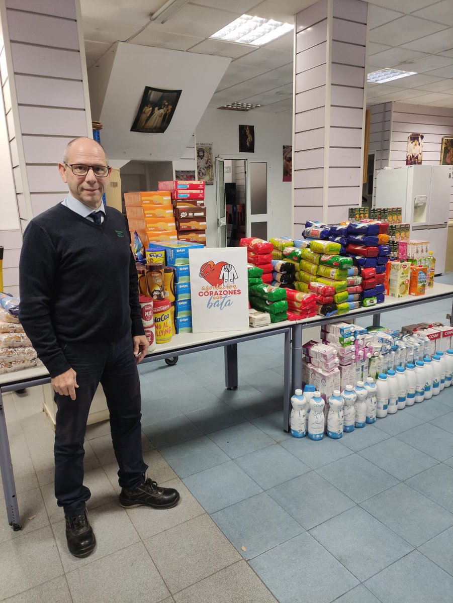 Hdad_Macarena's tweet photo. ASISTENCIA SOCIAL | Gracias a la Asociación #CorazonesConBata y a Lorena Leyva por la donación a la Asistencia Social de nuestra Hermandad de unos 400 kilos de alimentos recogidos en Tomares. https://t.co/sTnzngBcmO