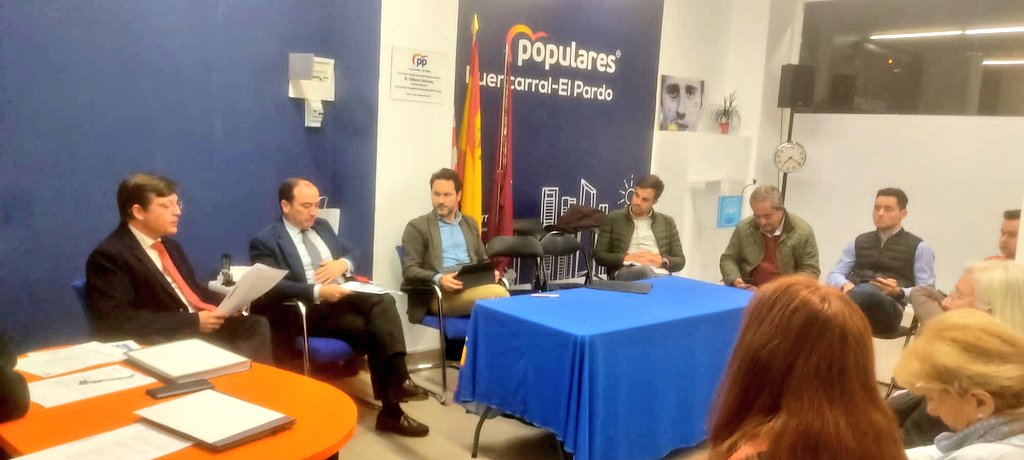 ppfuencarral's tweet photo. 🔵🔵 Nuestros vocales vecinos se reunen con el Presidente @bcarabante y el Concejal de Distrito @Mtnezparamo para preparar el pleno del Noviembre.

➡️ Comenzamos a trabajar por los vecinos en la @JMDFuencarral tras la su constitución el 25 de octubre. https://t.co/CItAuop7LR