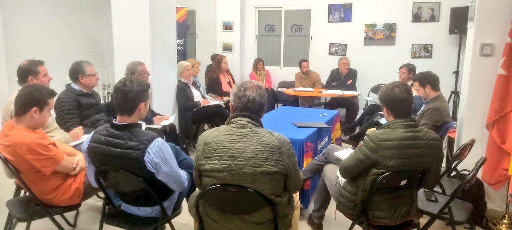 ppfuencarral's tweet photo. 🔵🔵 Nuestros vocales vecinos se reunen con el Presidente @bcarabante y el Concejal de Distrito @Mtnezparamo para preparar el pleno del Noviembre.

➡️ Comenzamos a trabajar por los vecinos en la @JMDFuencarral tras la su constitución el 25 de octubre. https://t.co/CItAuop7LR