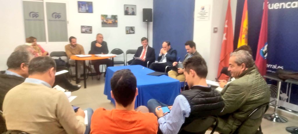 ppfuencarral's tweet photo. 🔵🔵 Nuestros vocales vecinos se reunen con el Presidente @bcarabante y el Concejal de Distrito @Mtnezparamo para preparar el pleno del Noviembre.

➡️ Comenzamos a trabajar por los vecinos en la @JMDFuencarral tras la su constitución el 25 de octubre. https://t.co/CItAuop7LR