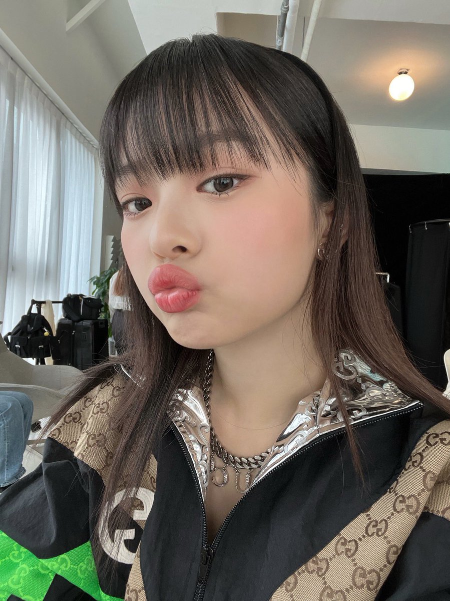 archivehanni's tweet photo. OMG LOOK AT HANNI PHAM https://t.co/I8kWZk3tXZ