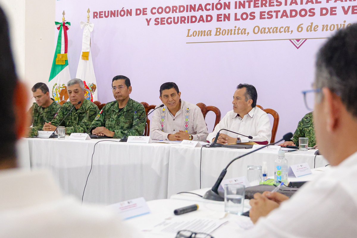 KarinaBaronO's tweet photo. Hoy los gobernadores @salomonj y @CuitlahuacGJ, reforzaron sus lazos de hermandad con la firma del Convenio Marco de Coordinación y Colaboración Intergubernamental de Acciones en Materia de Seguridad Pública, refrendando así nuestro compromiso con la ciudadanía. 

#NuevoPactoSocial