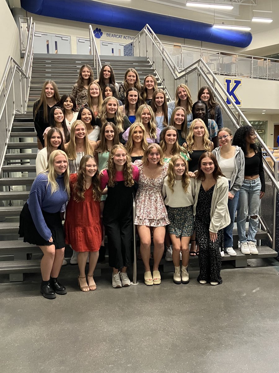 KHSGirlsTFXC's tweet photo. Banquet night with these girls yesterday—proud of their effort this past season and excited for what the future holds. Thank you seniors for your leadership and energy!! #PrepareForVictory 🔵⚪️🐾 https://t.co/HHp0Xau7YD