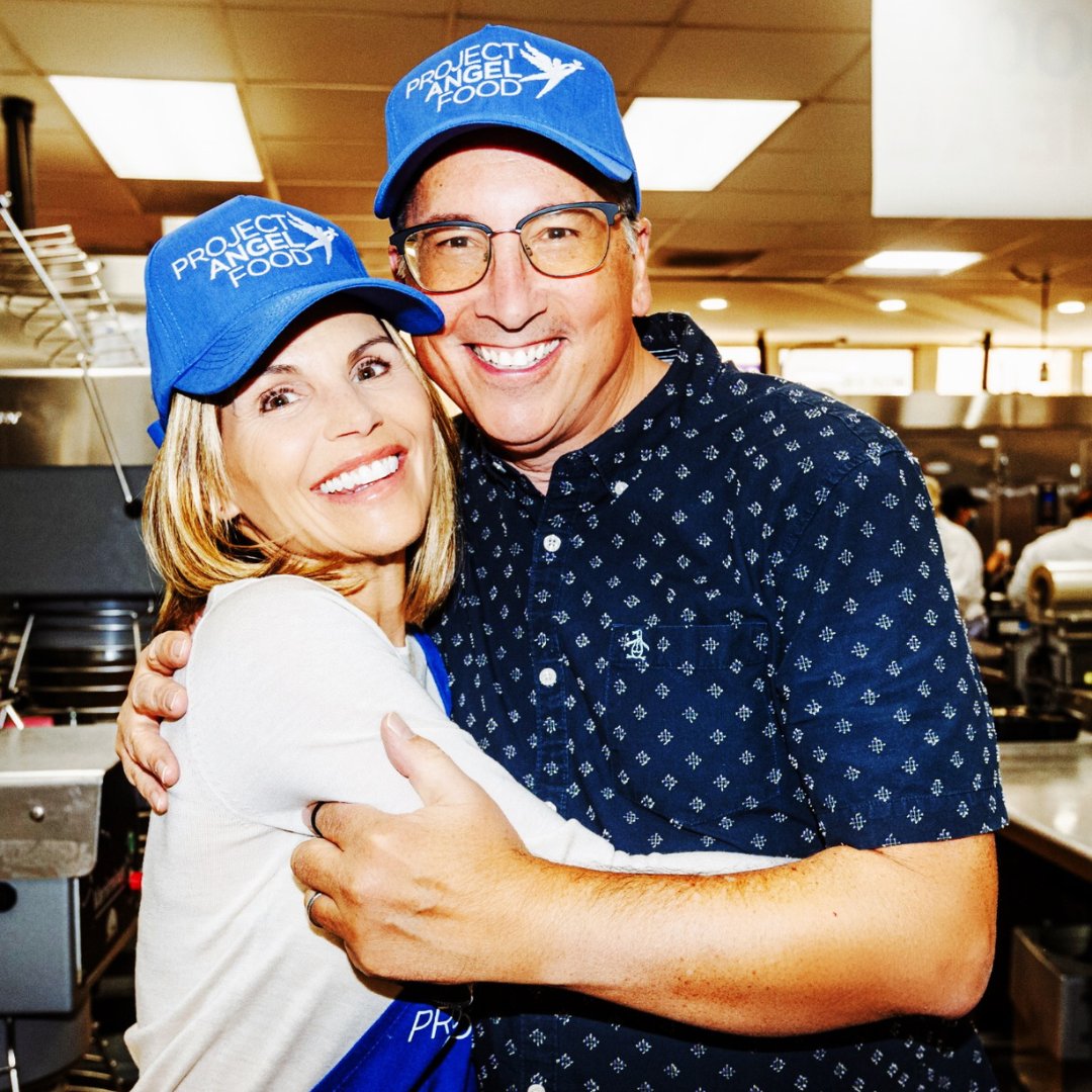 ProjAngelFood's tweet photo. Back in our kitchen, Lori and her friend @bradbessey shared a warm hug as the holiday spirit filled the air, accompanied by the enticing aromas of pumpkin and apple pies.

Photo Credit: Noe Garcia/Project Angel Food

#ProjectAngelFood #GreatAmericanFamily https://t.co/JhC0Jl1O48