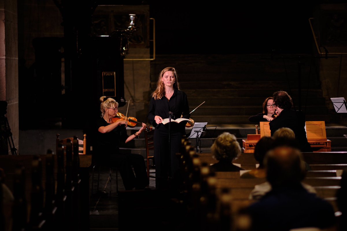 Verdrietig en ellendig kijken op het podium is 1 van mijn sterke kanten, zoals op deze foto die genomen is in de Pieterskerk van Utrecht, waar we (hoera, tóch wat blijheid) a.s. Vrijdag weer zijn met Ensemble Piacevole