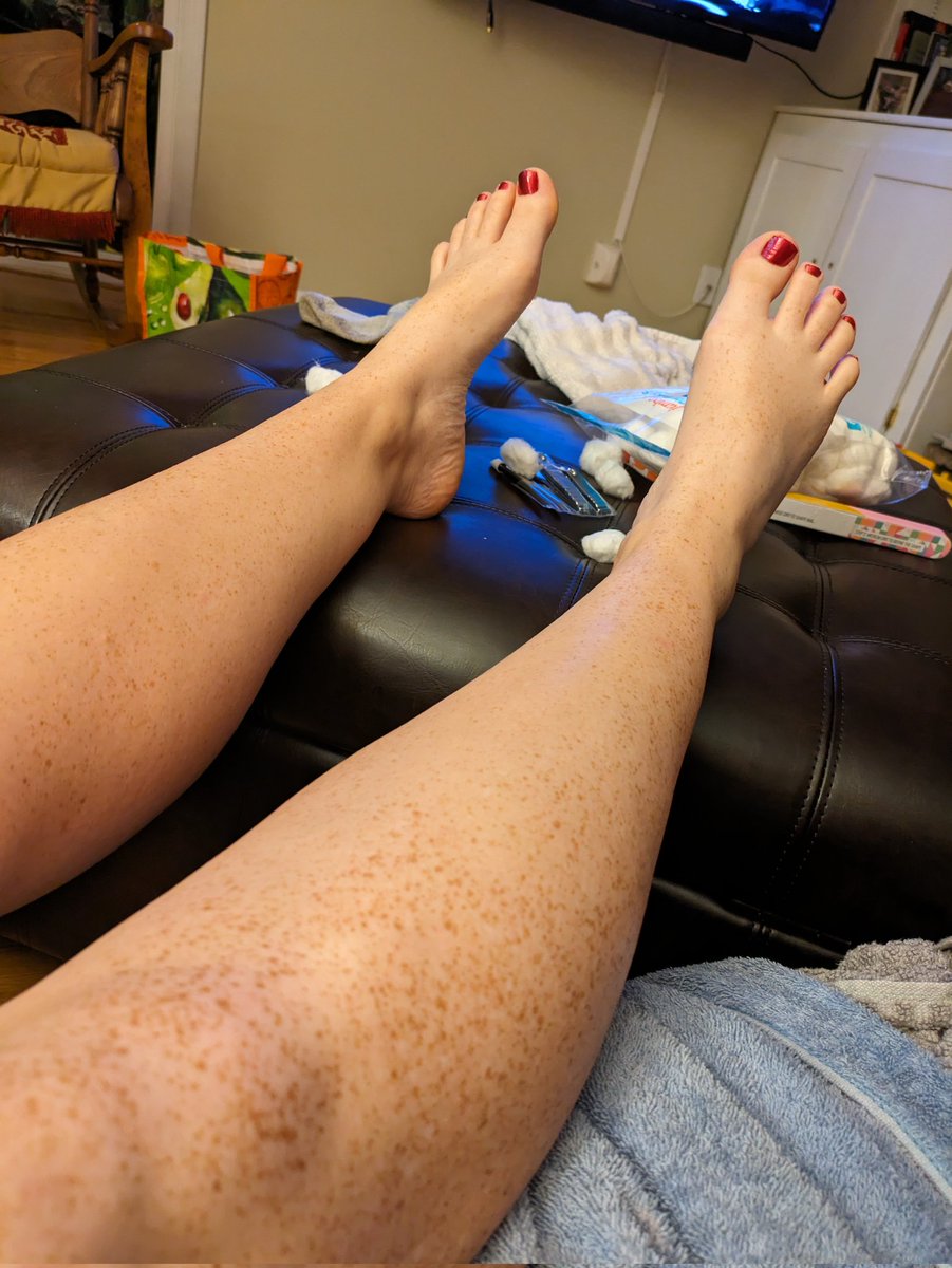 FoxxyFreckles_'s tweet photo. Smooth legs and painted toes! #redhead #paintedtoes #footfetish #shaved #shavedlegs #freckles #milf #feet_pic #feetfinder #feetpicsforsales #feet_pic #feetworshi̇p https://t.co/vPHAh6IN9G