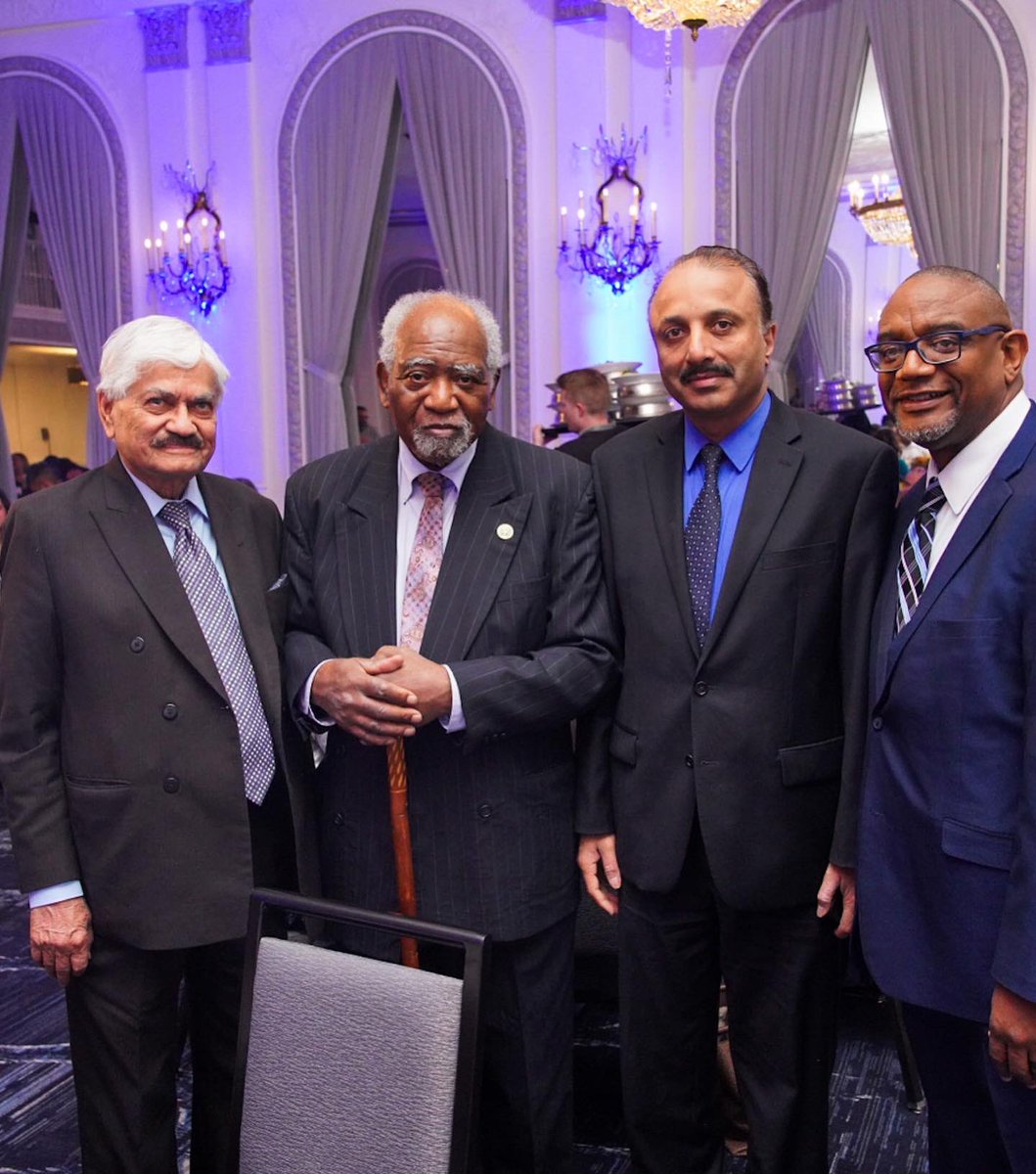 FriendsofCyrilN's tweet photo. @eastwestchicago celebrated their 40th year Anniversary. The vision lives on! Happy anniversary East West University and congratulations to Dr. Kan, the Board of Directors and all of the leaders at East West University. I applaud the faculty, staff, and award recipients. https://t.co/jiZS0pGB6c