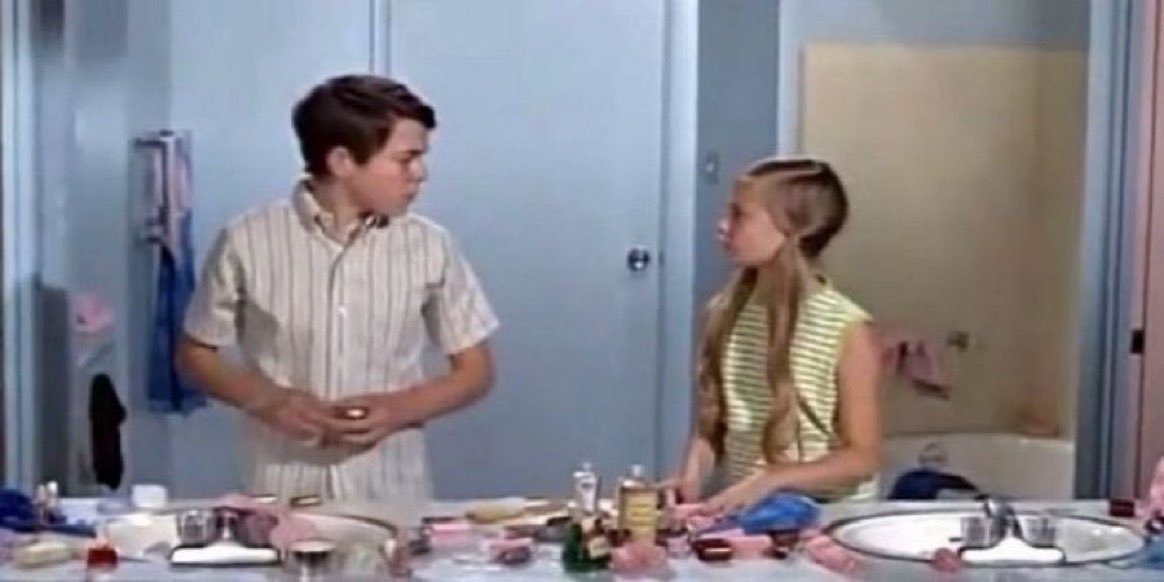 Super70sSports's tweet photo. The Brady kids’ shared bathroom didn’t have a goddamn toilet. Peter was probably shitting out a window in the next room. https://t.co/v1nkYIwH3O