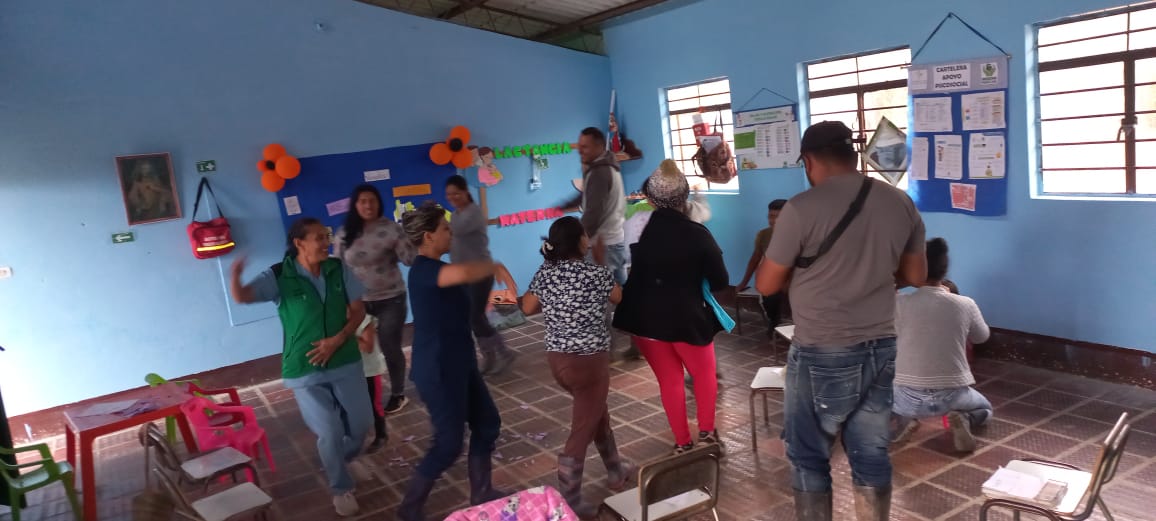 espinel_ya4580's tweet photo. @ElOIRdelaRegion @UnadZcori @OIRZonaOriente @MariaFecoronado @yuli_yuleima12 @VIDERUNADZCORI Taller lúdico-recreativo implementación de actividad física con mujeres gestantes, madres lactantes, padres y/o cuidadores, niños y niñas, donde se da a conocer beneficios de la actividad física a nivel físico y mental.
#SISSUZCORI
@OIRZonaOriente 
@BlancoNatalia10 https://t.co/fXczhPr1an