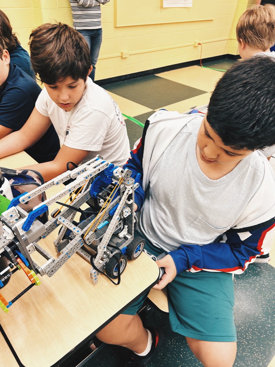 NevadaRobotics's tweet photo. The VIQRC Tournament this past Saturday at Sparks Middle School was a success! We love supporting robotics at all levels in Nevada, PreK-high school! 🤖🏫 #wearenevadarobotics #girlsincs #girlswhocode https://t.co/3rF4Z0IXer