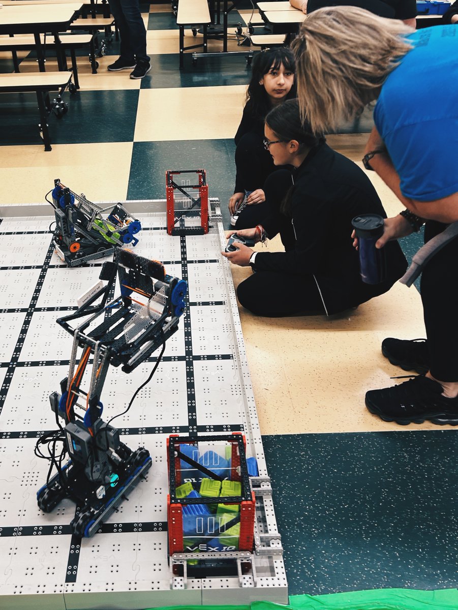 NevadaRobotics's tweet photo. The VIQRC Tournament this past Saturday at Sparks Middle School was a success! We love supporting robotics at all levels in Nevada, PreK-high school! 🤖🏫 #wearenevadarobotics #girlsincs #girlswhocode https://t.co/3rF4Z0IXer