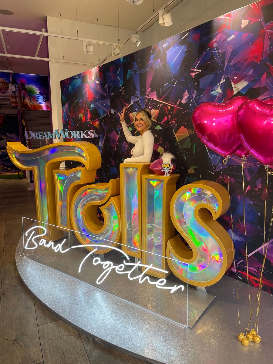 multiple_agency's tweet photo. Last month our UK Social Team refreshed their frosted tips, put on their flared jeans and charged their flip phones for #TrollsBandTogether🎤✨From running the social campaign to capturing content at ‘The Trolls Happy Place’ the team have loved working with @universaluk! https://t.co/LDYK0Z6McM