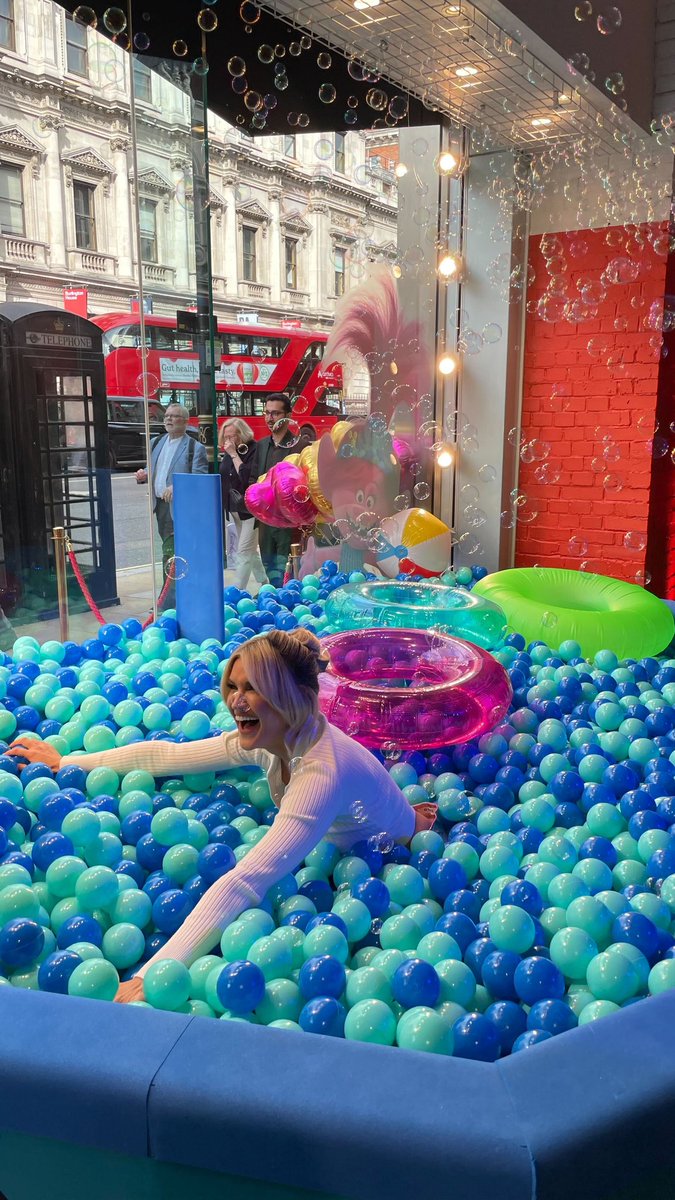multiple_agency's tweet photo. Last month our UK Social Team refreshed their frosted tips, put on their flared jeans and charged their flip phones for #TrollsBandTogether🎤✨From running the social campaign to capturing content at ‘The Trolls Happy Place’ the team have loved working with @universaluk! https://t.co/LDYK0Z6McM