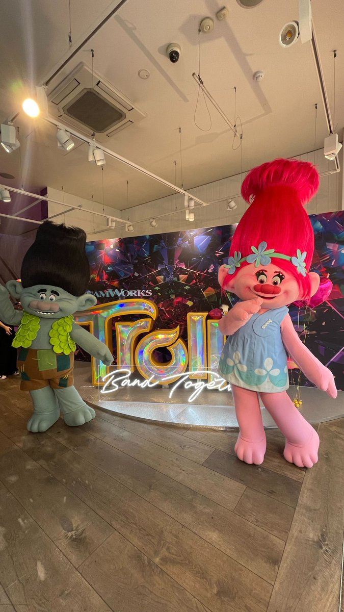 multiple_agency's tweet photo. Last month our UK Social Team refreshed their frosted tips, put on their flared jeans and charged their flip phones for #TrollsBandTogether🎤✨From running the social campaign to capturing content at ‘The Trolls Happy Place’ the team have loved working with @universaluk! https://t.co/LDYK0Z6McM