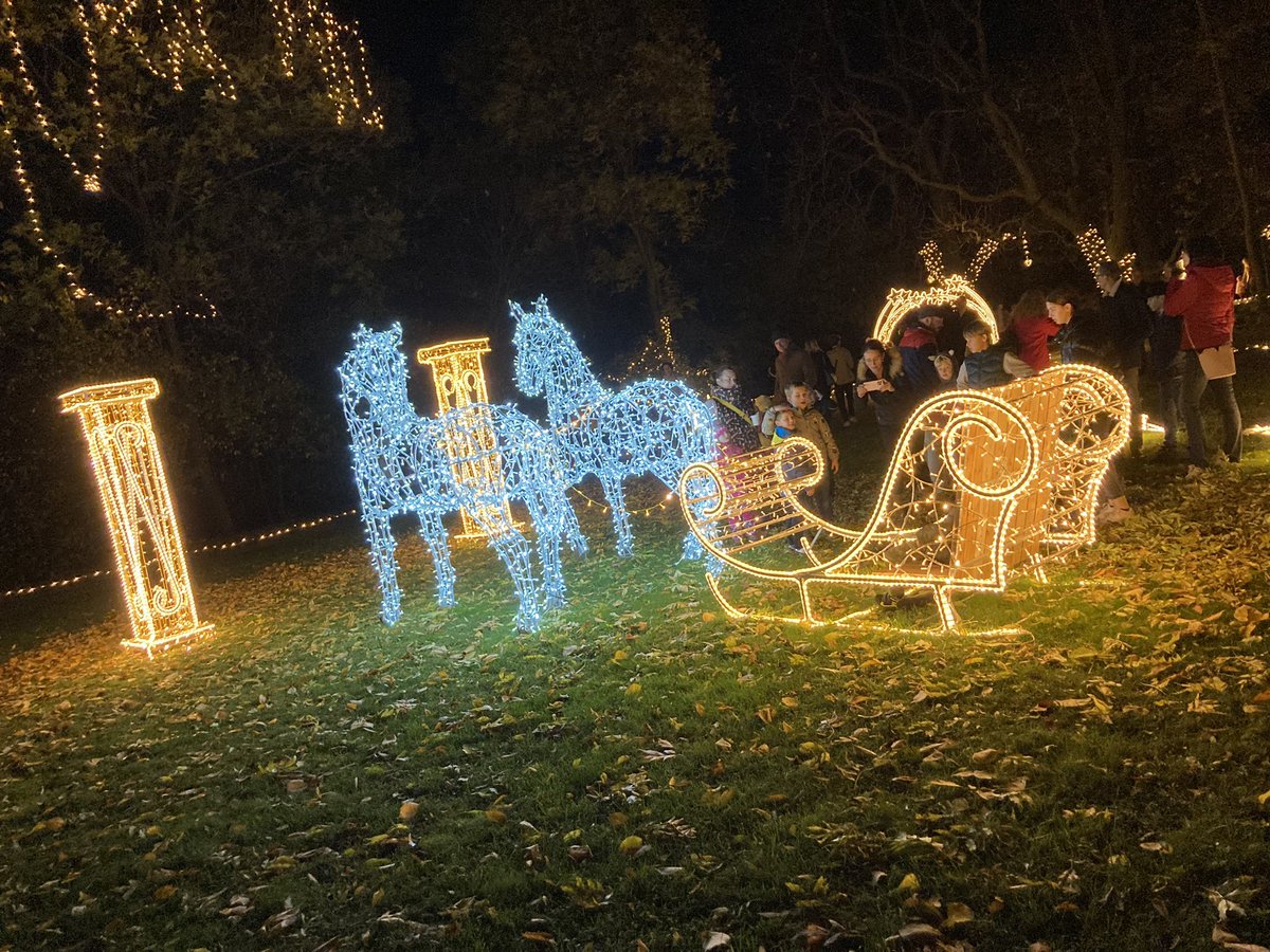 PardubiceZive's tweet photo. Světla vyprávějí na Zámku Pardubice 
#svetlavypraveji #zamekpardubice #pardubice #pardubicezive https://t.co/0LTU4pQvnB