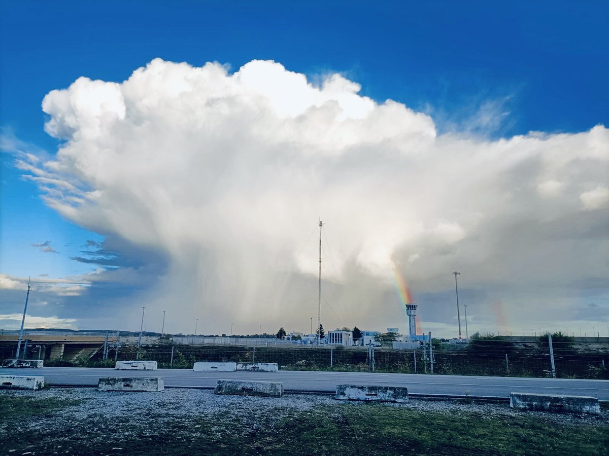 Belle averse en fin d’après-midi sur l’est lyonnais &amp; 🌈 sur la tour de contrôle de <a href="/lyonaeroports/">Lyon Aéroport</a> 
<a href="/KeraunosObs/">Keraunos</a> <a href="/Meteovilles/">Guillaume Séchet</a> <a href="/meteofrance/">Météo-France</a>