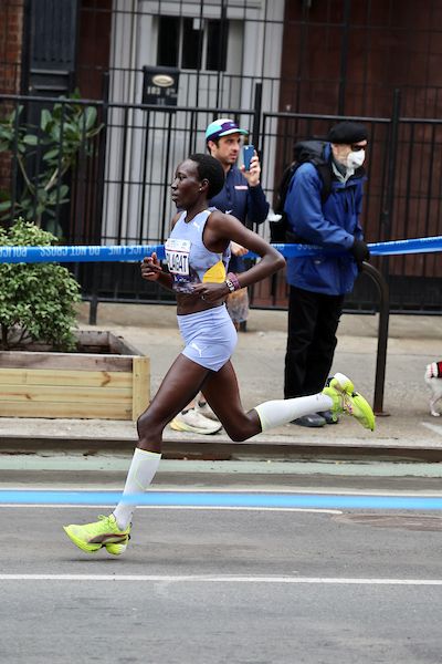 Edna Kiplagat finaliza el Maratón de Nueva York 2023 con 43 años de edad y siendo madre de cinco hijos en un tiempo oficial de 2 horas, 29 minutos y 40 segundos, a un ritmo de 3 minutos y 32 segundos por kilómetro, ocupando la séptima posición de la clasificación femenina.