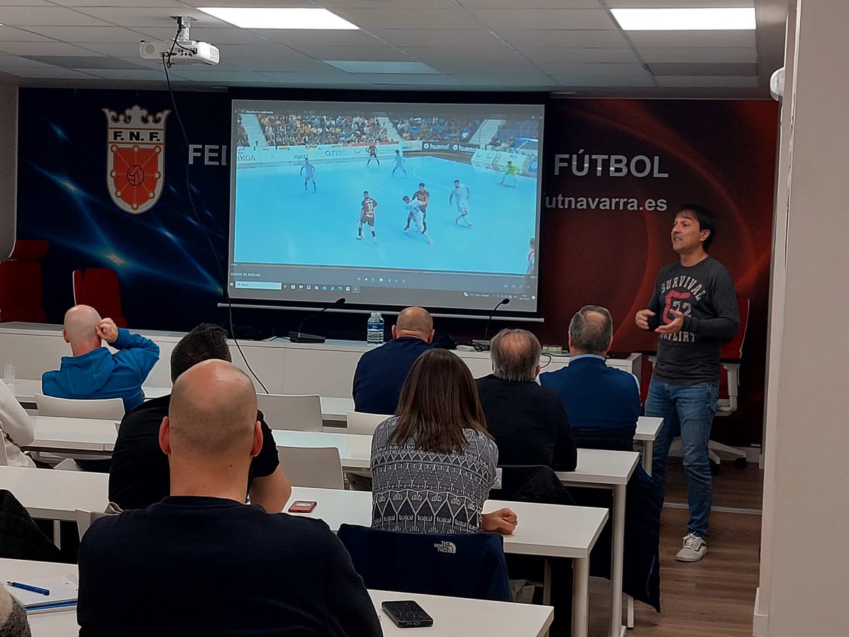 <a href="/patooo14/">José Lucas Mena</a> 👨‍🏫 ‘El proceso de aprendizaje de un modelo de juego’ es la ponencia de Imanol Arregui con la que se cierra esta jornada de formación para la obtención del Certificado ‘Actualización y Reciclaje’ a la que han asistido una treintena de entrenador@s de fútbol sala.