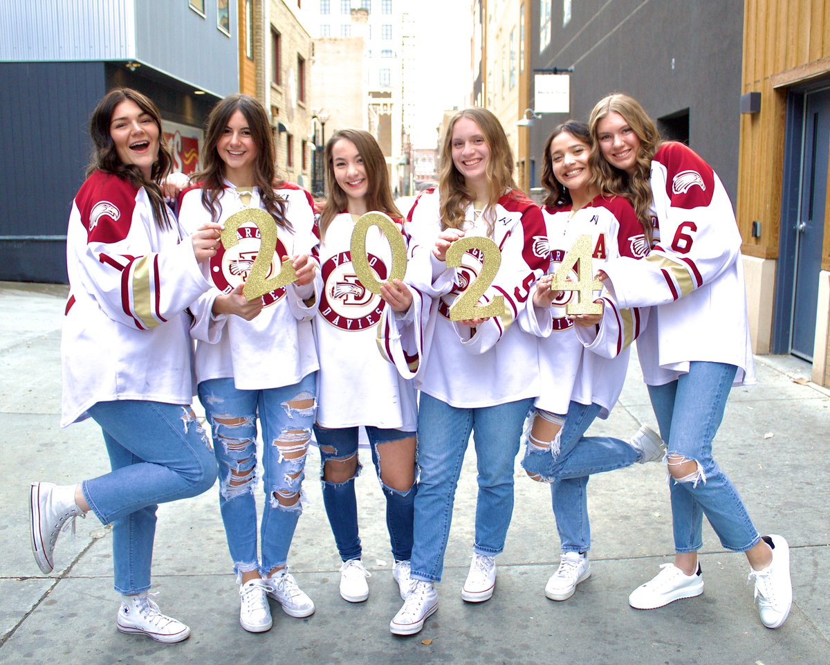 GirlsDavies's tweet photo. Class of 2024 is excited to get the season started!! These Seniors can’t wait to hit the ice for the first skate of the season with all our returning and new Eagle Skaters!! The race for state starts today!! 🏒🦅🥅 https://t.co/cnBk3FOIRE