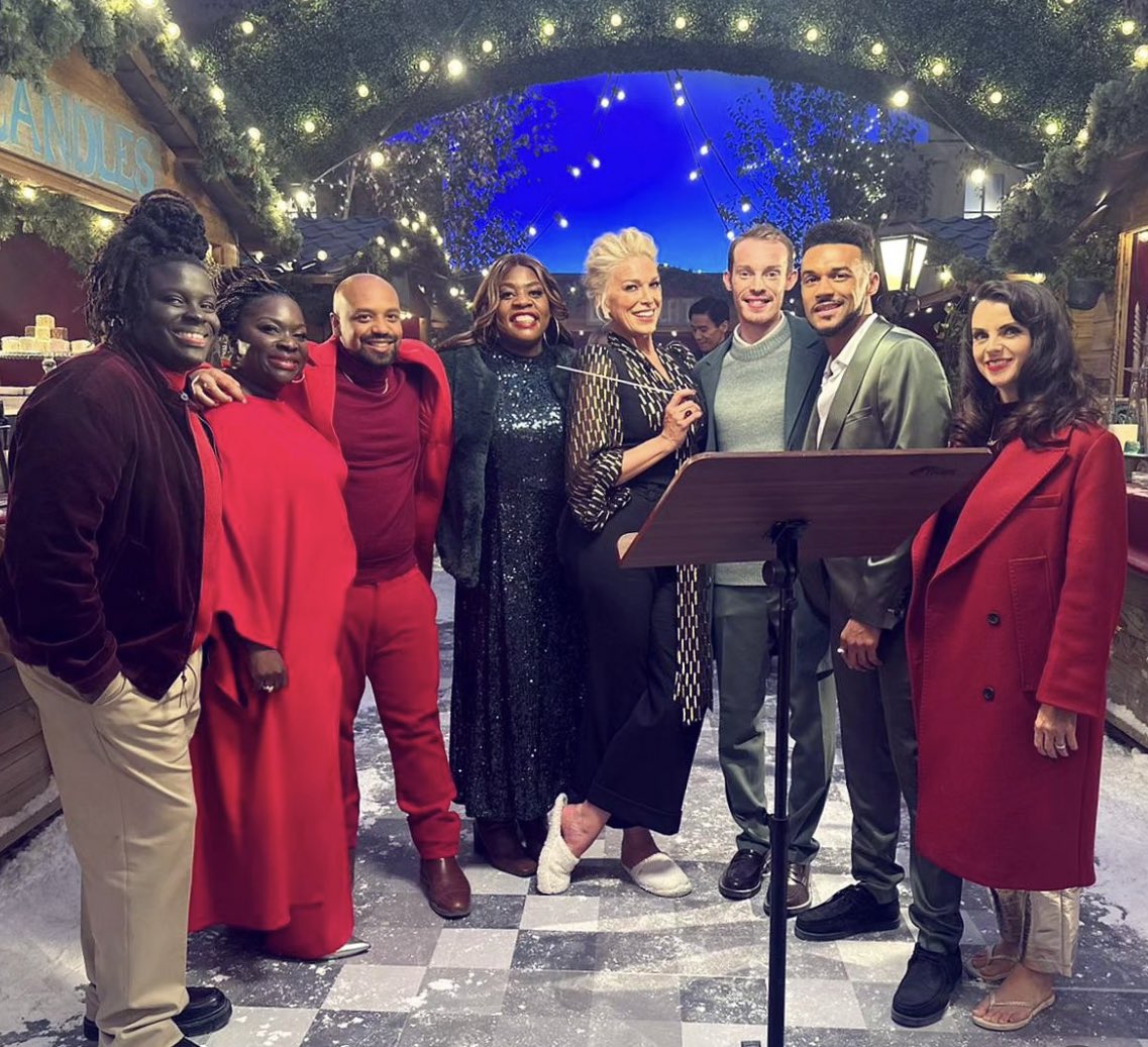 📷 | hannah waddingham behind the scenes of the baileys advert shoot with <a href="/TheGVCollective/">GoldVocalCollective</a> 

[via the gold vocal collective on instagram]