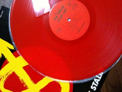 FractusV's tweet photo. ザ・スターリンの真っ赤なレコード

アルバム「STOP JAP」の初回盤は
「肉」という曲の入った
ソノシートが特典でした

このソノシートも楽しみにしていまして
曲の後半辺りから
変拍子のアレンジが延々と続いて
これもパンクなんだなと
思いましたが

単純に針がそこで跳んで
リピートしてた https://t.co/N4eZBkRRjl
