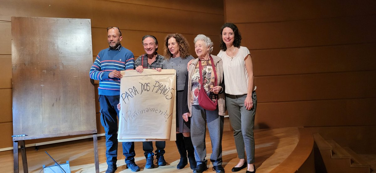 Estupenda obra para cerrar la jornada del lunes: Para dos pianos, dirigida por Diego Avallone con Paulina Carreño como actriz y encargada del montaje literario.